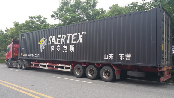 SAERTEX China nutzt einen neuen Container für die Lieferung des Materials für seinen Kunden. 