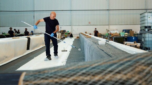 Drapieren der Leichtbaumaterialien in der Bauform des Trägerelements