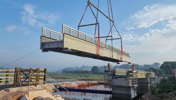 Installation der Otter Valley Estuary Fußgängerbrücke