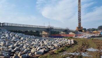 Installation der Otter Valley Estuary Fußgängerbrücke