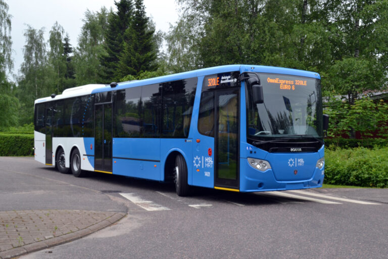 Bus public bleu clair sur fond vert