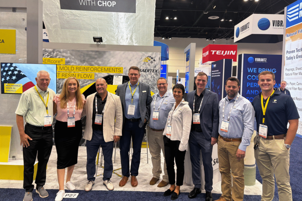 Des personnes se tiennent ensemble devant un stand