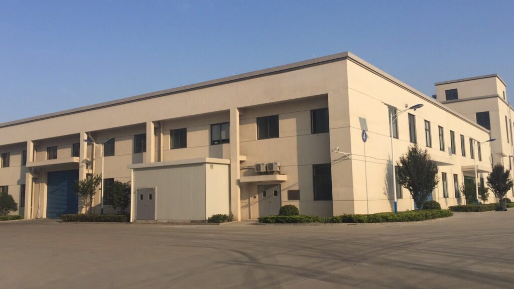 Bâtiment d'usine sous un ciel bleu