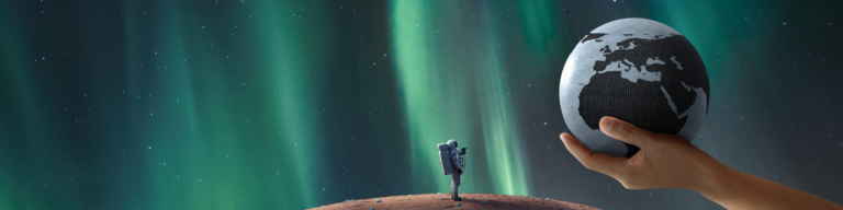 Eine Hand hält einen Globus vor einem Himmel mit Nordlichtern, während eine kleine Astronautenfigur auf einer felsigen Oberfläche steht.