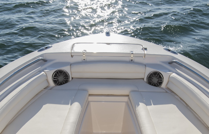 Bootsdeck mit Sitzgelegenheiten und Lautsprechern