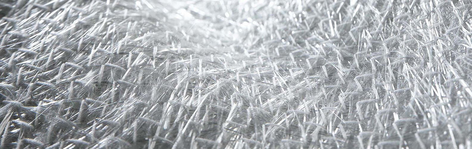 Makroaufnahme einer silbernen, glitzernden Faser- oder Drahtstruktur